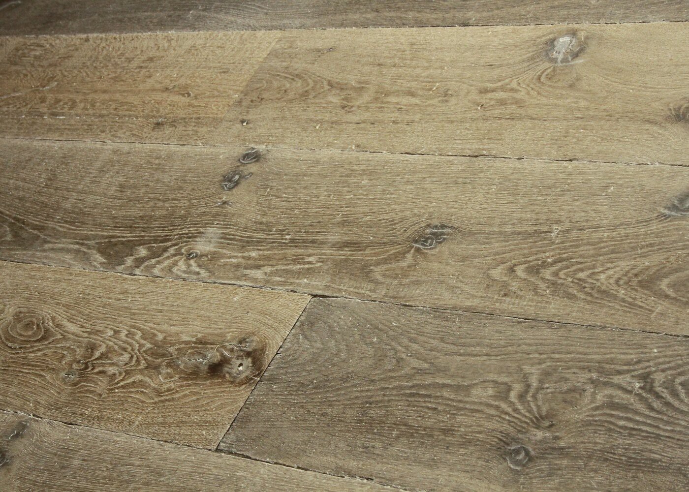Lot 410 - 14.1 m2 - Plancher chêne contrecollé avec patine antiquaire Vieilli Huile aqua 15x140-220x1500-2500