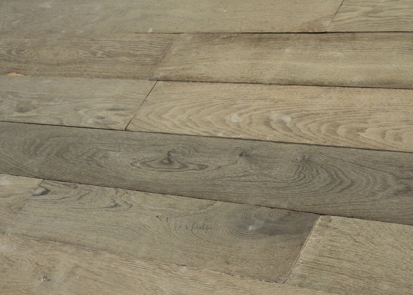 Lot 424 - 17.3 m2 - Plancher chêne contrecollé avec patine antiquaire Usé brossé Huile aqua 15x140-220x1500-2500