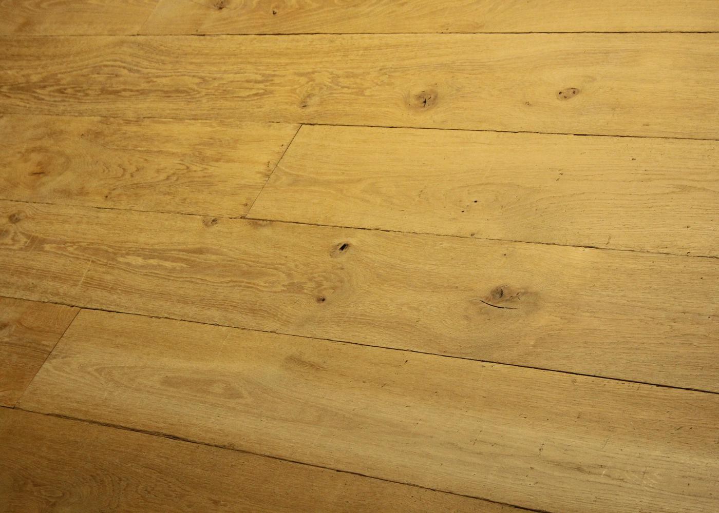 Lot 430 - 67.5 m2 - Plancher chêne massif chêne avec patine antiquaire Vieilli brut 15x180x1500-2500