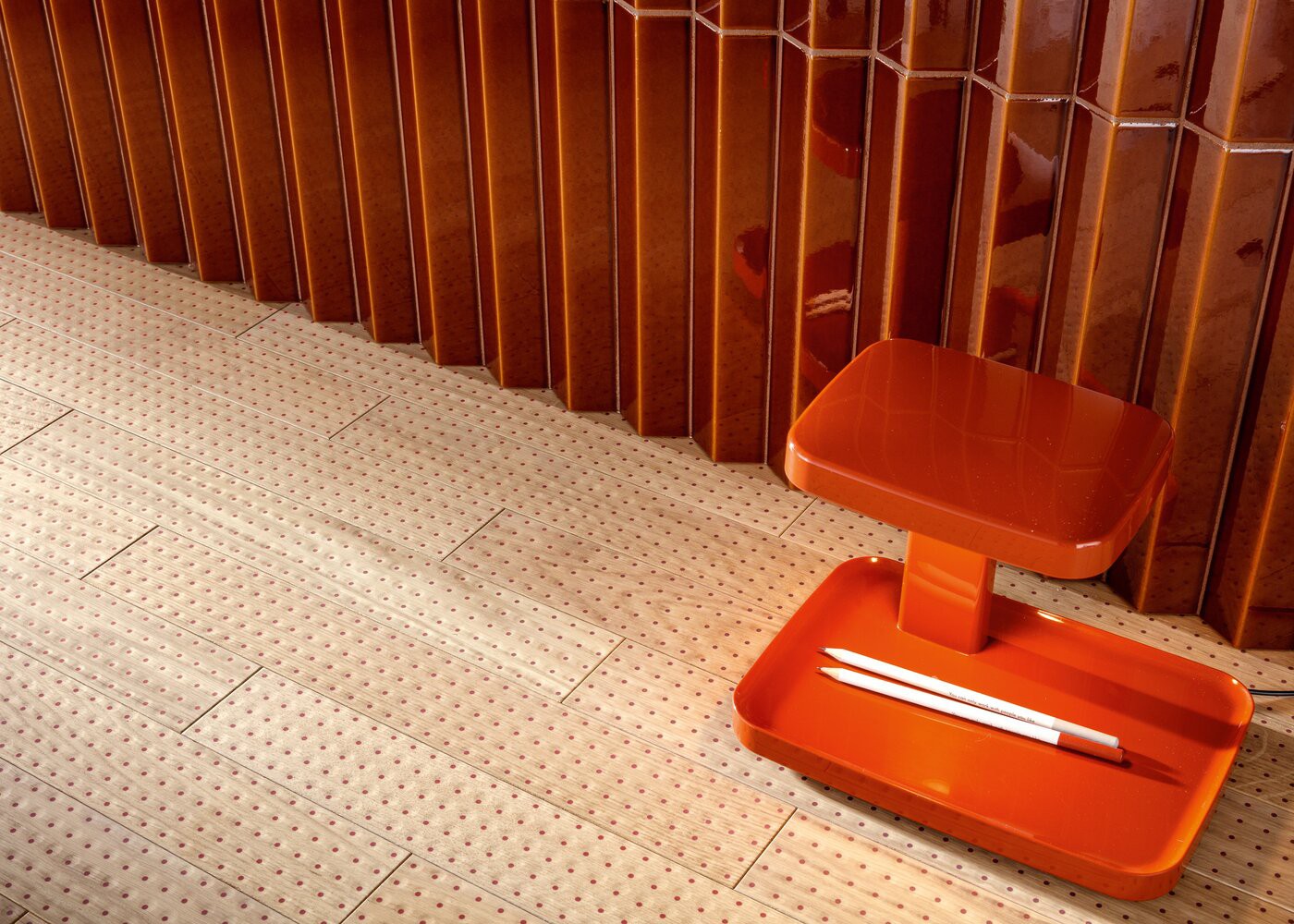 Parquet chêne contrecollé Pico Bois Points Rouges, par Ronan et Erwan Bouroullec 14x70x490