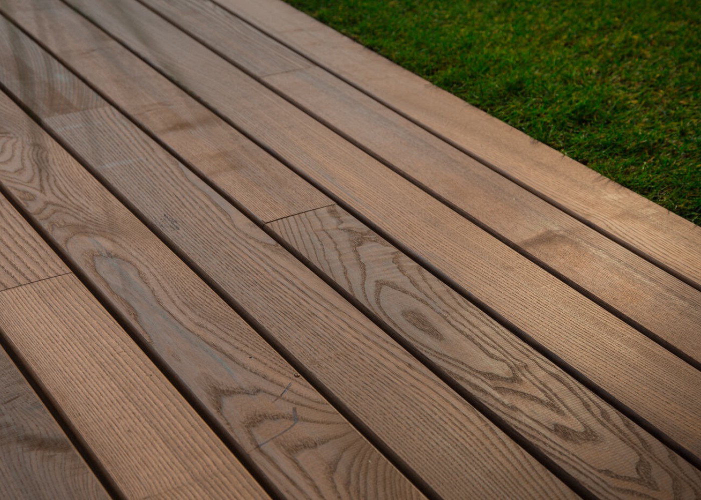 Fr&ecirc;ne thermo trait&eacute; rives arrondies fixation &agrave; visser - face lisse - longueurs panach&eacute;es 21x140x600-900-1200-1800