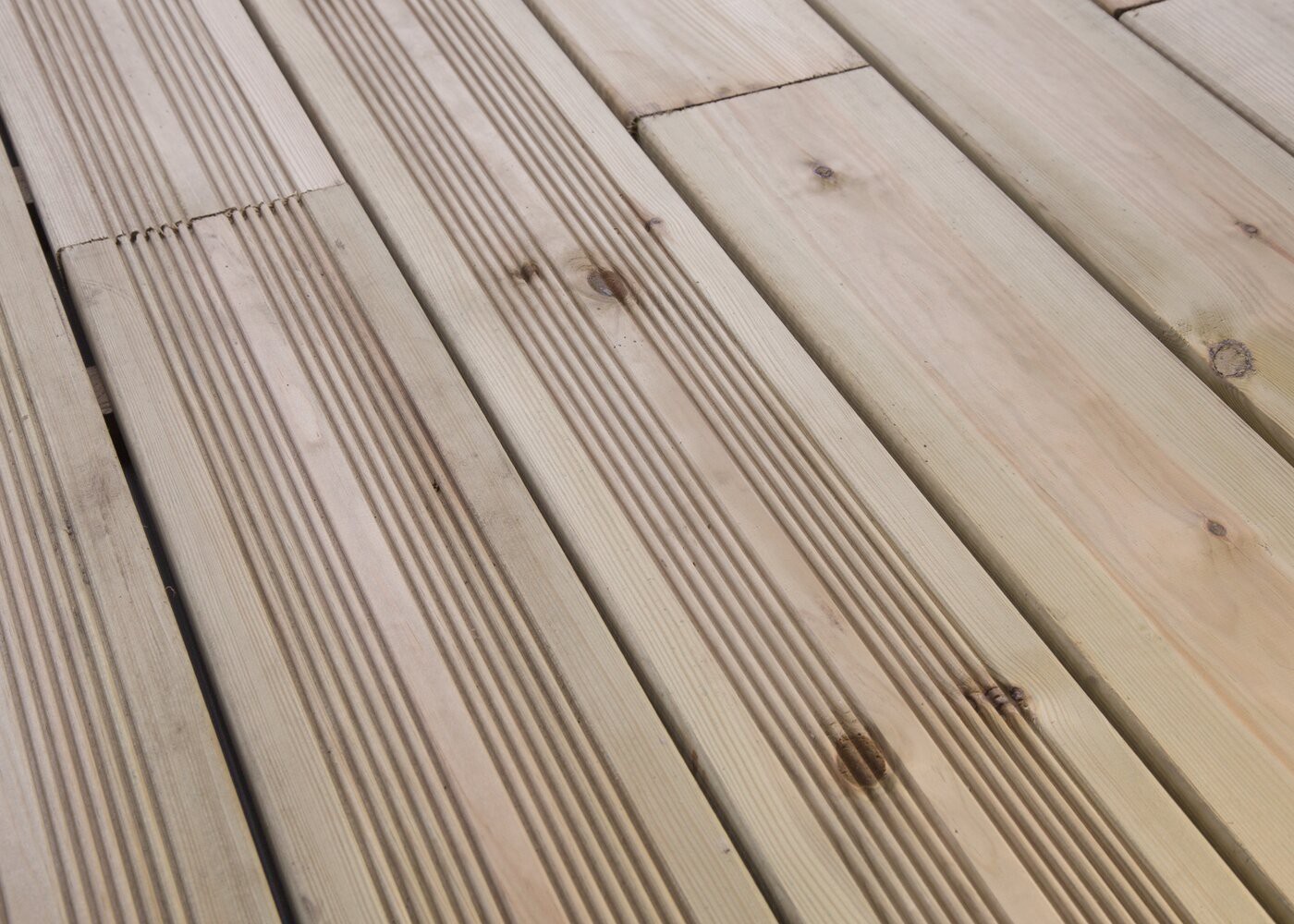 Pin Sylvestre Choix Courant Traitement Autoclave Vert Fixation à Visser 1 Face Lisse / 1 Face Antidérapante Profil Peigné