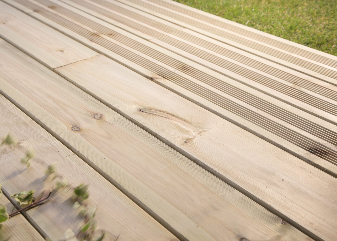 Pin Sylvestre Choix Courant Traitement Autoclave Vert Fixation à Visser 1 Face Lisse / 1 Face Antidérapante Profil Peigné