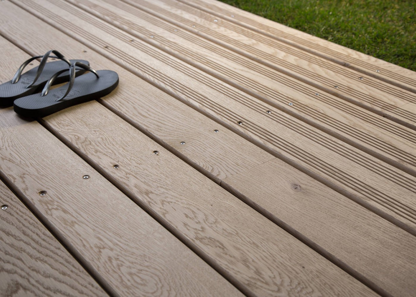 Lame Terrasse Ch&ecirc;ne Massif Fixation &agrave; Visser 1 Face Lisse / 1 Face Antid&eacute;rapante Profil Peign&eacute; - Ep:21mm 21x120x800-2400