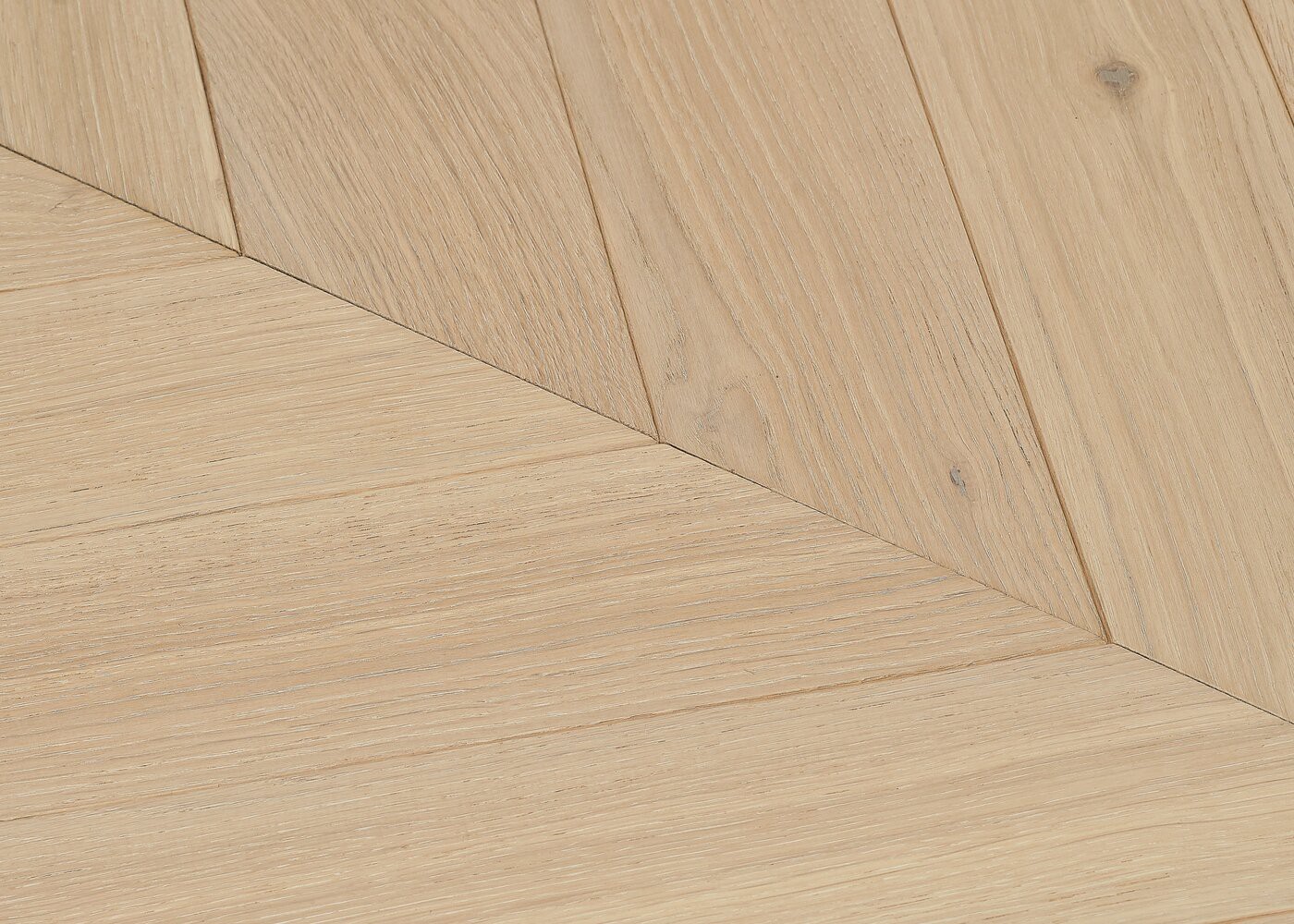 Parquet ch&ecirc;ne contrecoll&eacute; CHAMPLAIN huile cire Point de Hongrie 45&deg; El&eacute;gance 15x100x600 (P&agrave;T)