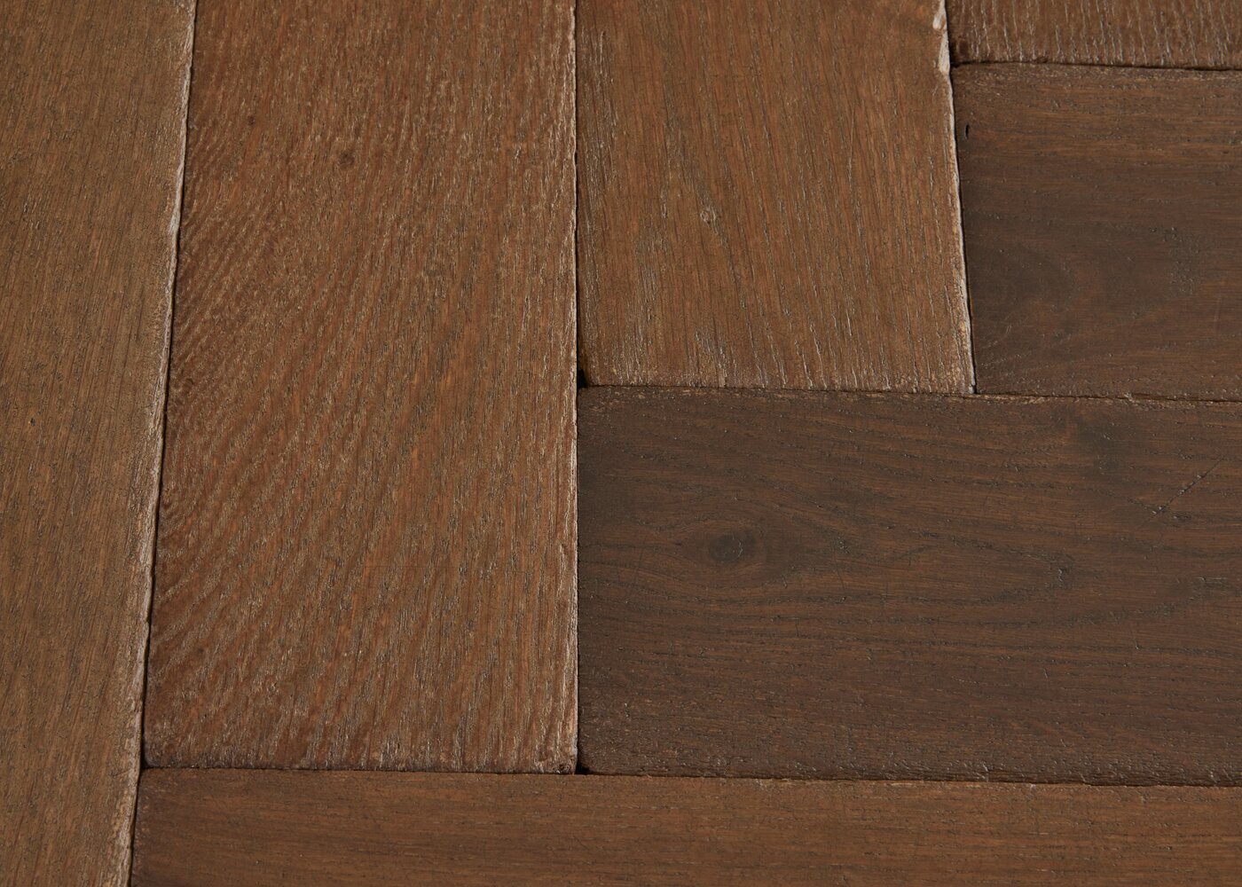 Parquet ch&ecirc;ne massif VEPRES B&acirc;ton rompu &Eacute;l&eacute;gance vieilli accentu&eacute; 20x110x600