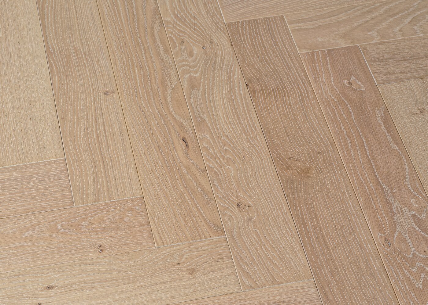 Parquet chêne contrecollé MIROMESNIL huile UV bâton rompu Elégance 12x90x590