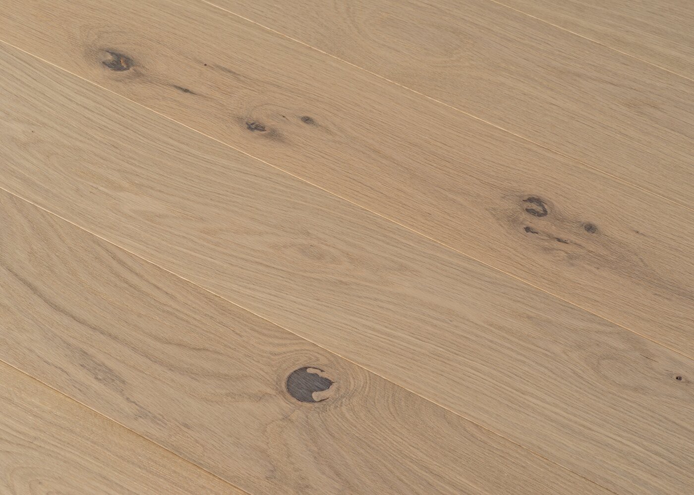 Parquet chêne contrecollé BOTZARIS brossé huile UV Matière support HDF 12x122x1190