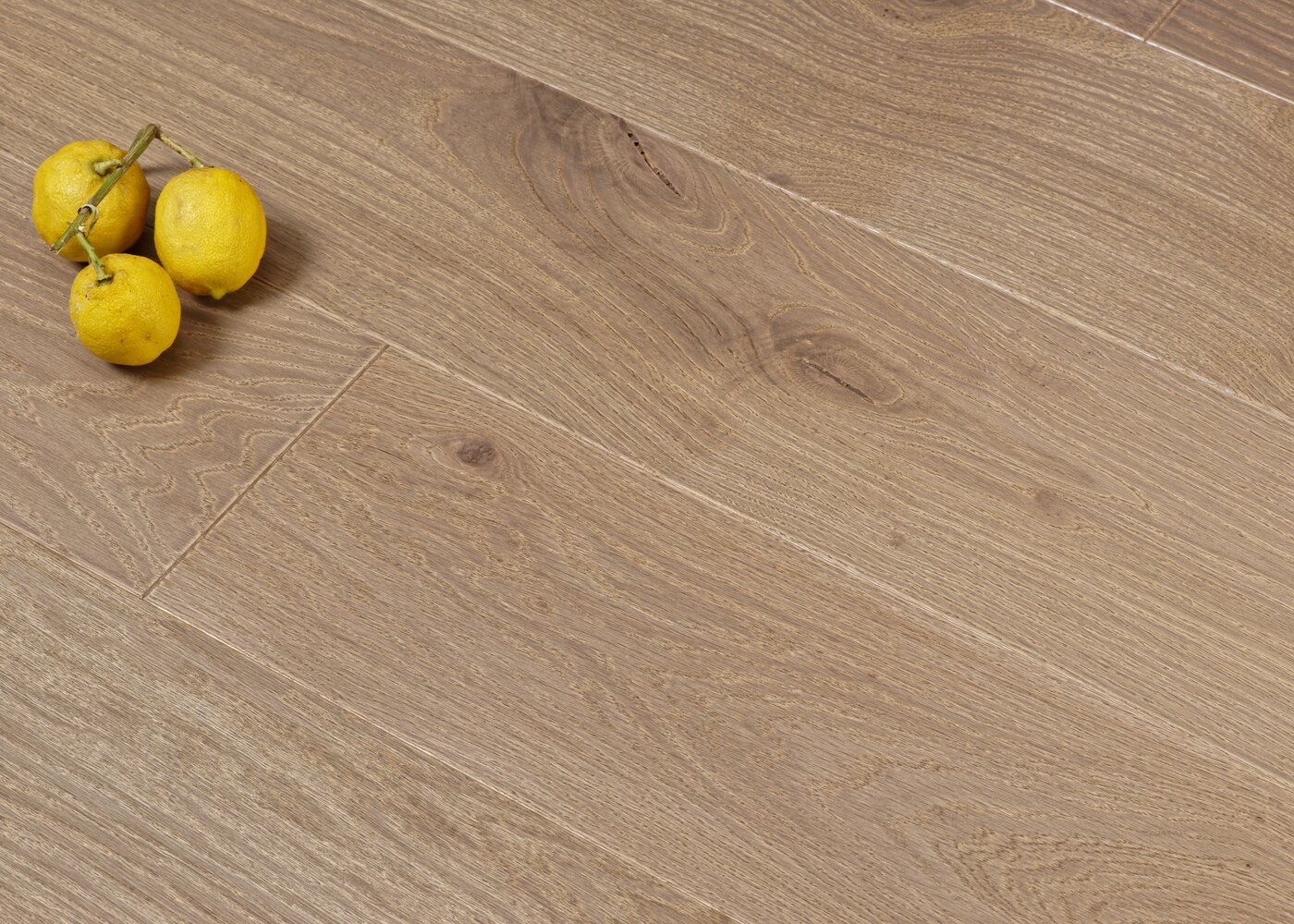 Parquet chêne massif GONCOURT brossé vernis mat Matière 14x140x400-1300