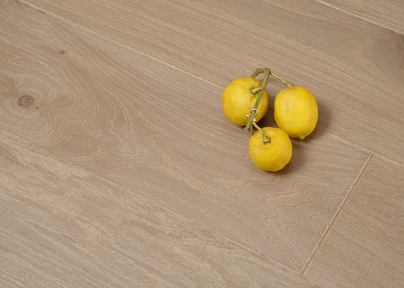 Parquet chêne massif GONCOURT brossé vernis mat Matière 14x140x400-1300