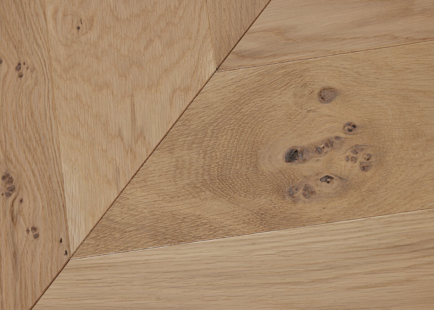 Parquet chêne contrecollé PALAIS ROYAL brossé vernis mat Point de Hongrie matière 12x139x789 (PàP)