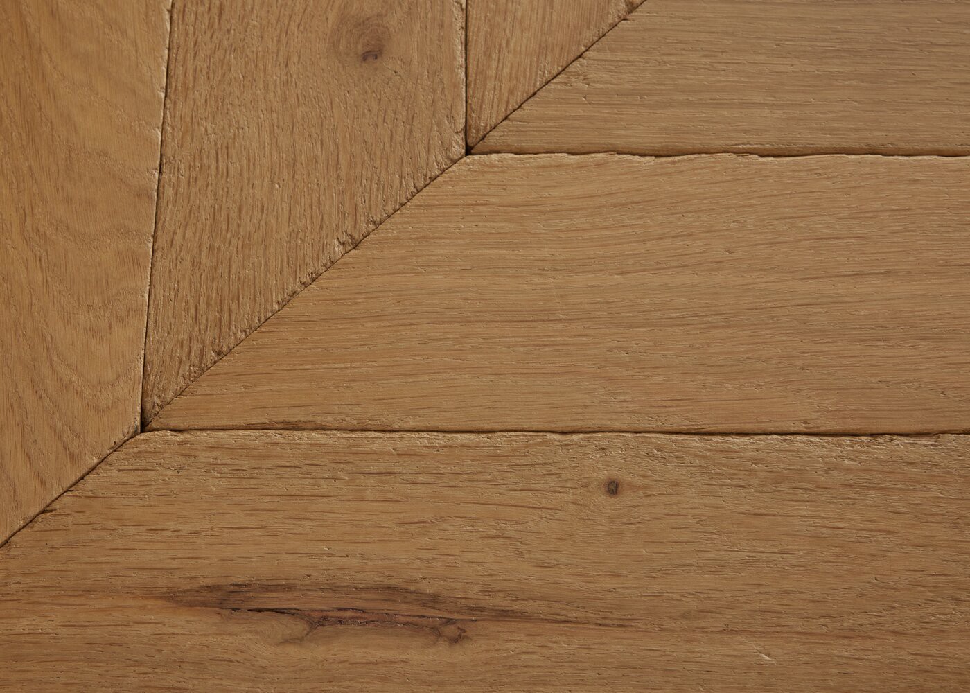 Parquet ch&ecirc;ne massif ORIENT Point de Hongrie &Eacute;l&eacute;gance vieilli accentu&eacute; 14x110x718 (P&agrave;P)