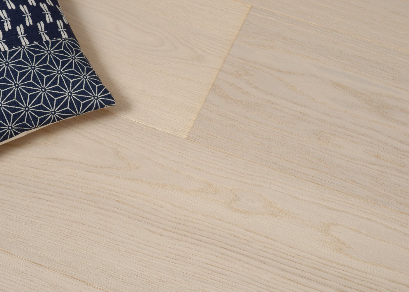 Parquet chêne contrecollé LUCERA brossé vernis Select support HDF 12x92x1420