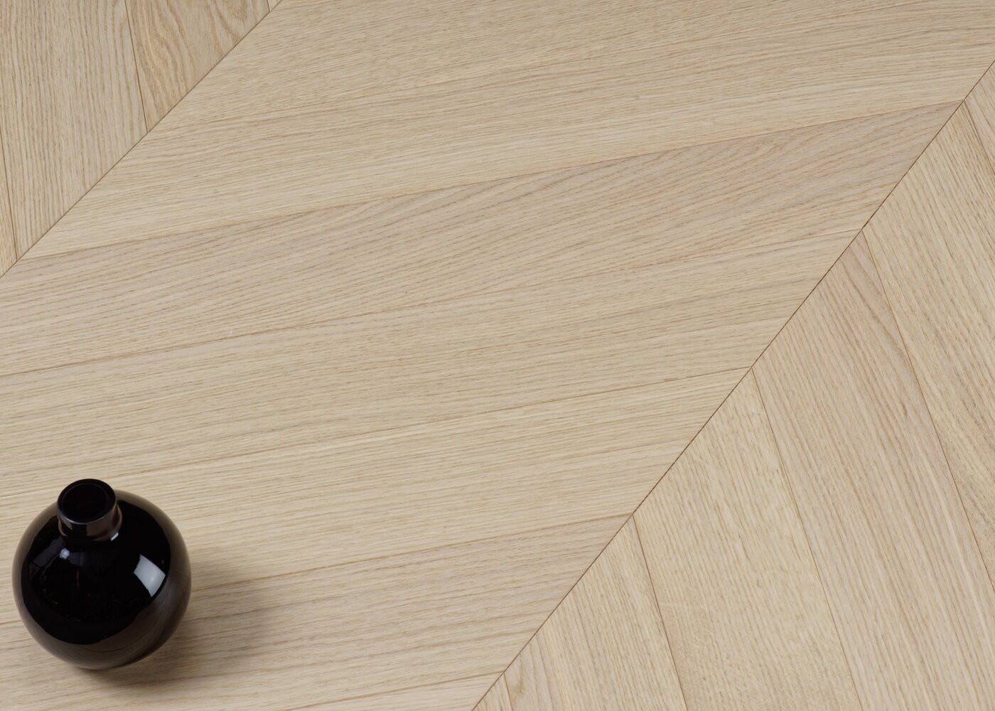 Parquet chêne contrecollé TURIN Point de Hongrie brossé vernis mat Select support HDF angle 45° 12x92x600