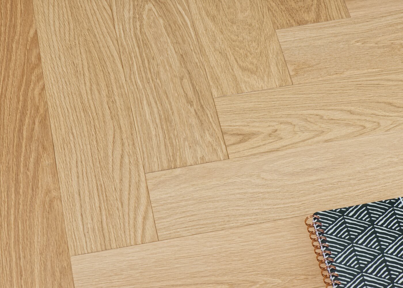 Parquet chêne contrecollé TALLINN Bâton Rompu brossé huile UV Select support HDF 12x92x610