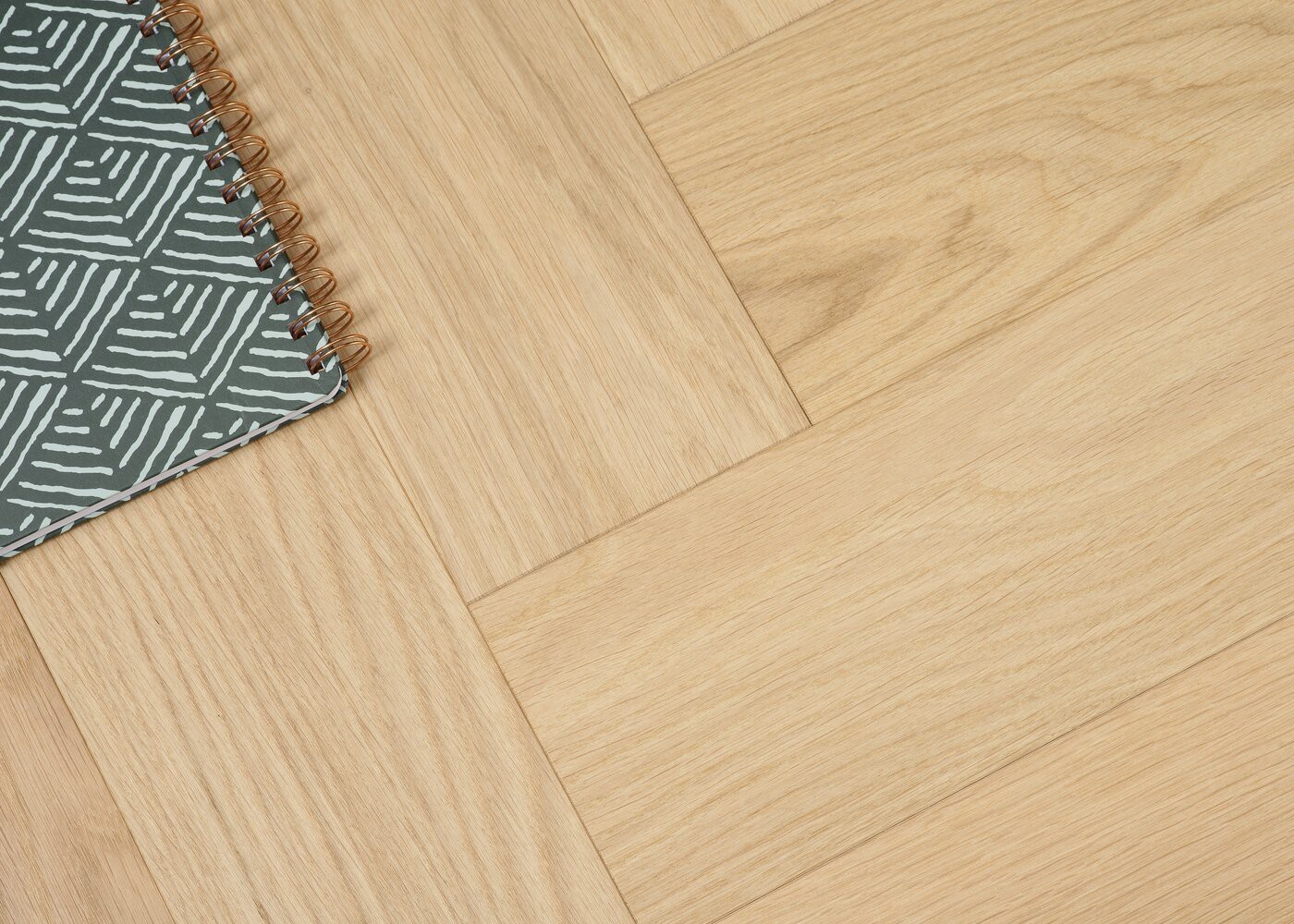 Parquet chêne contrecollé TALLINN Bâton Rompu brossé huile UV Select support HDF 12x92x610