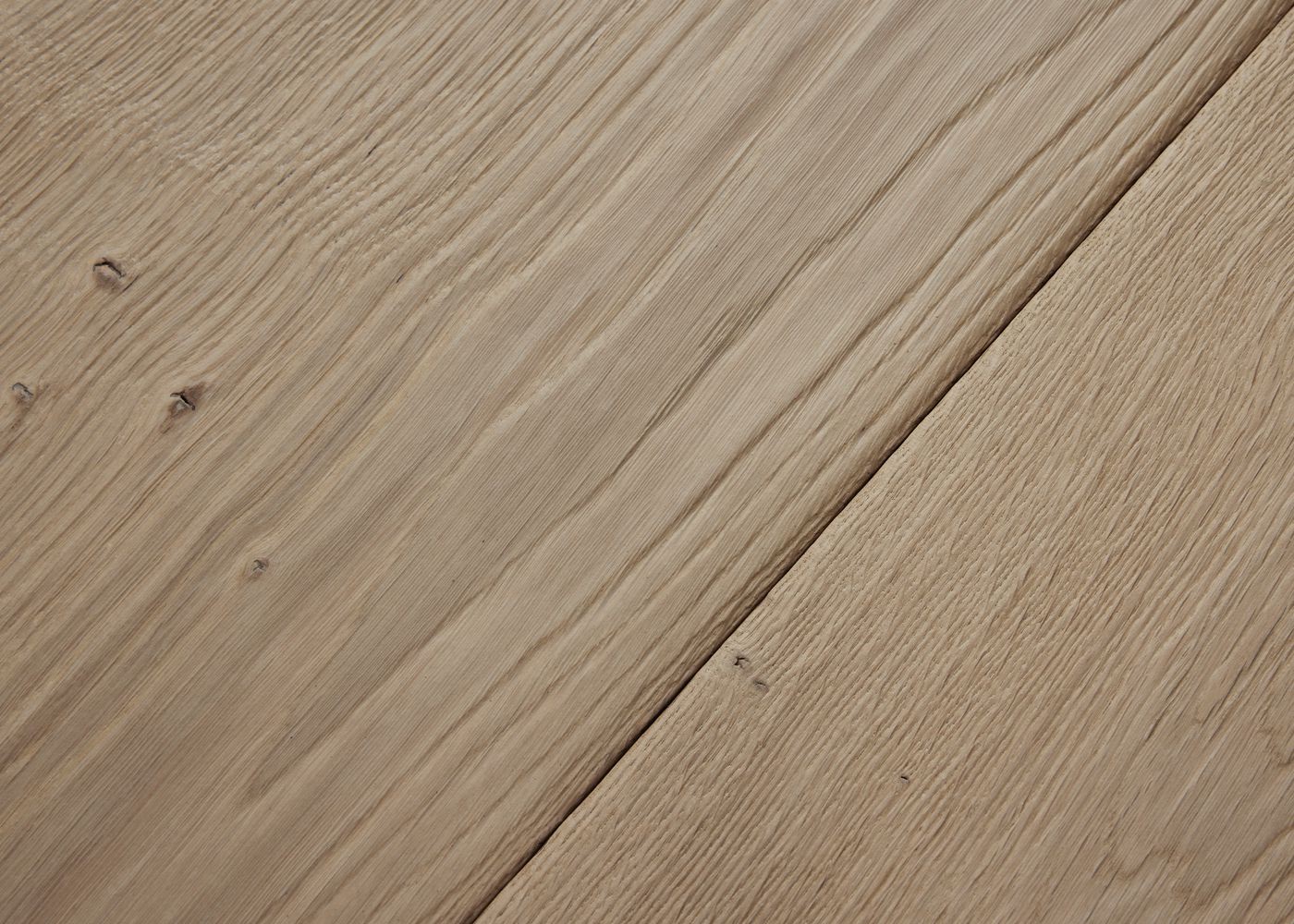 Plancher chêne contrecollé rives abimées campagne usé déformé et brossé intense huilé aqua Bergen 20x220/260/300x500-2700
