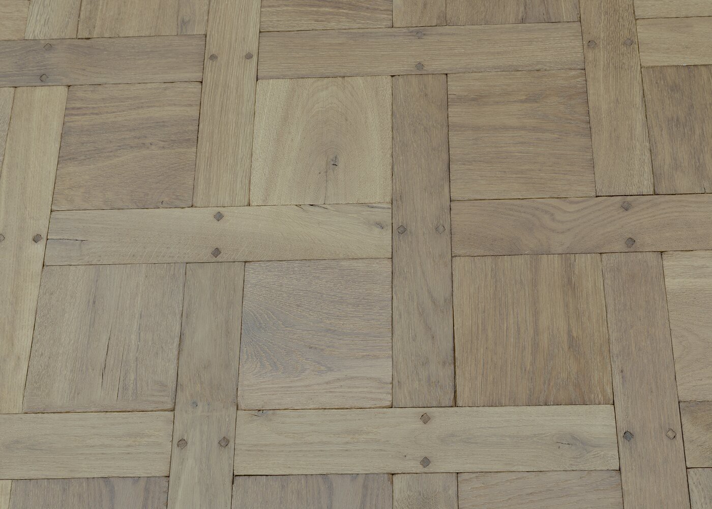 Parquet ch&ecirc;ne contrecoll&eacute; BARBADE vieilli Versailles sans cadre huile aqua 15mm et carr&eacute;s de 160 & navettes de 65x390