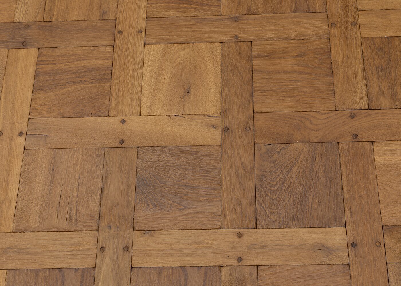 Parquet ch&ecirc;ne contrecoll&eacute; EDIMBOURG vieilli Versailles sans cadre huile cire 15mm et carr&eacute;s de 160 & navettes de 65x390