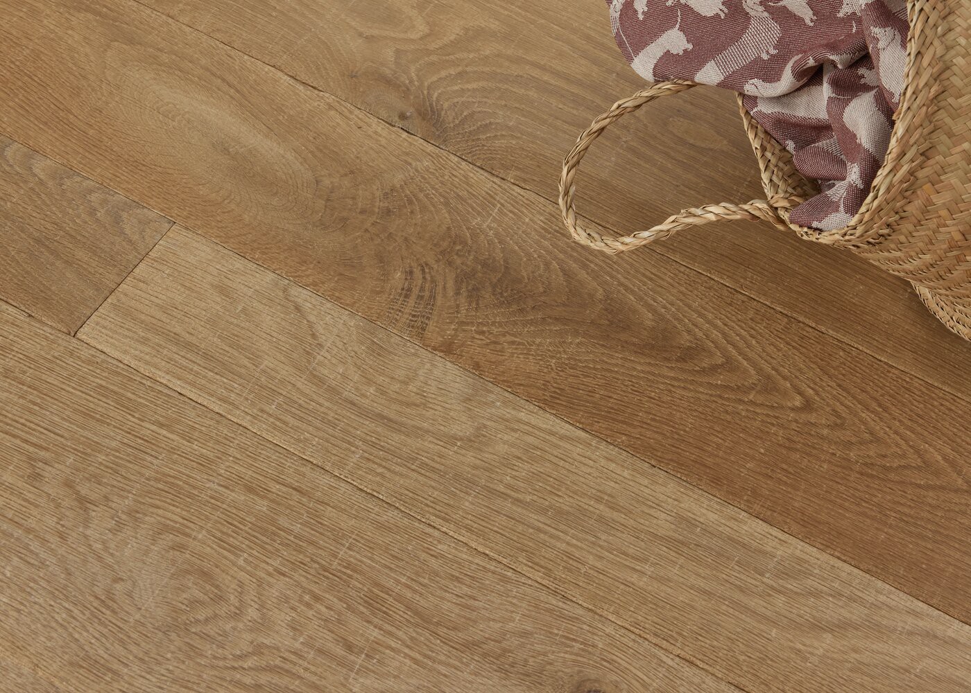 Parquet ch&ecirc;ne massif LEVANT &Eacute;l&eacute;gance vieilli accentu&eacute; 14x90/130/180x500-2000