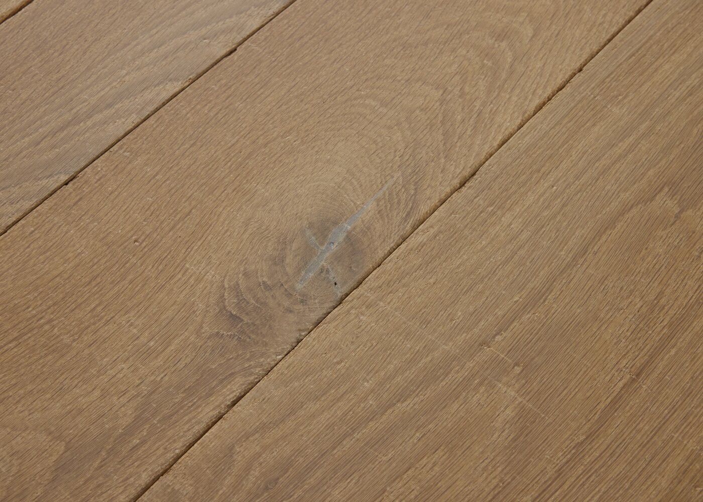 Parquet ch&ecirc;ne massif LEVANT &Eacute;l&eacute;gance vieilli accentu&eacute; 14x90/130/180x500-2000
