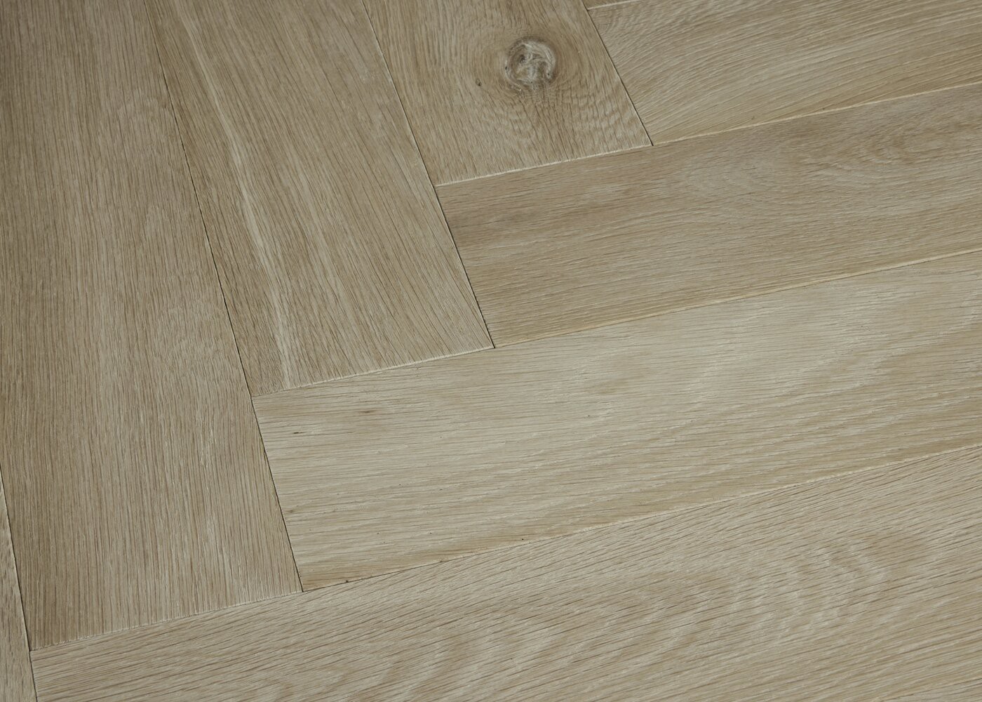 Parquet chêne contrecollé BRIGHTON brossé Point de Hongrie 45° huile aqua 15x120x650 (PàT)