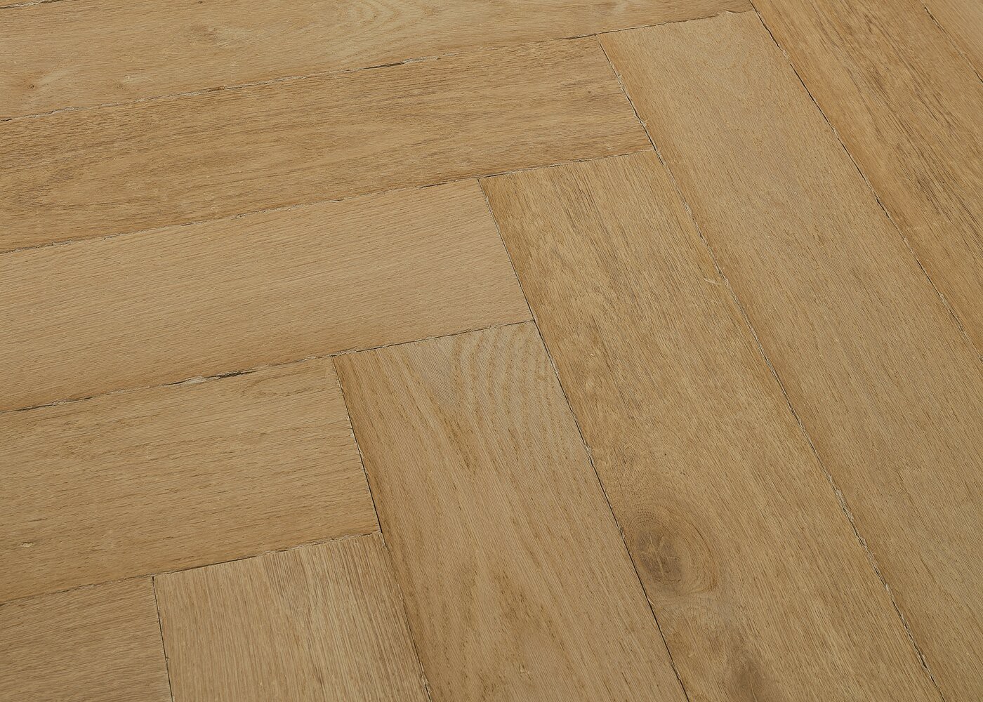 Parquet chêne massif CORDOUE Bâton rompu vieilli huile aqua 15x120x720
