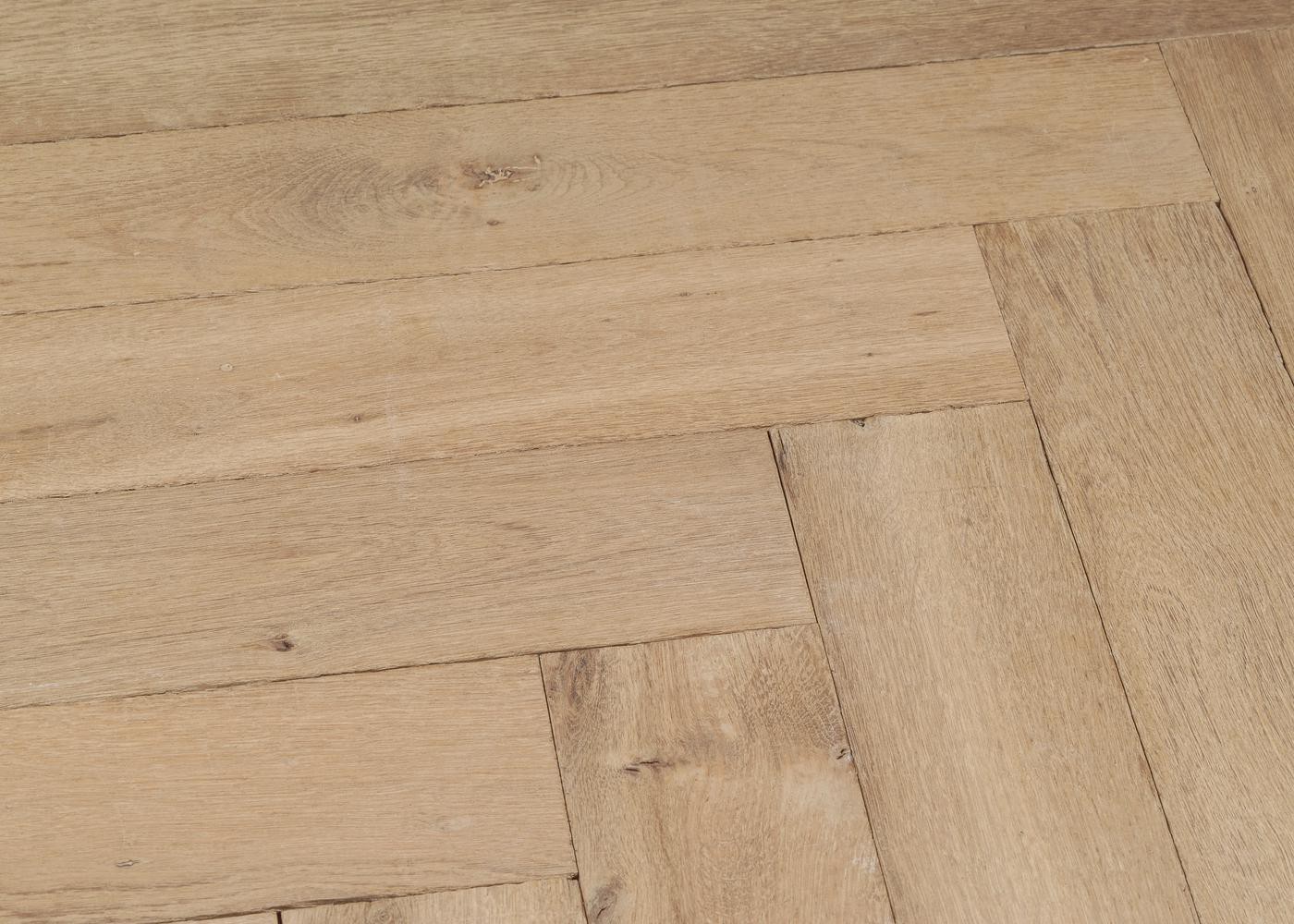 Parquet chêne massif GRENADE Bâton rompu Elégance vieilli vernis aqua 14x110x600