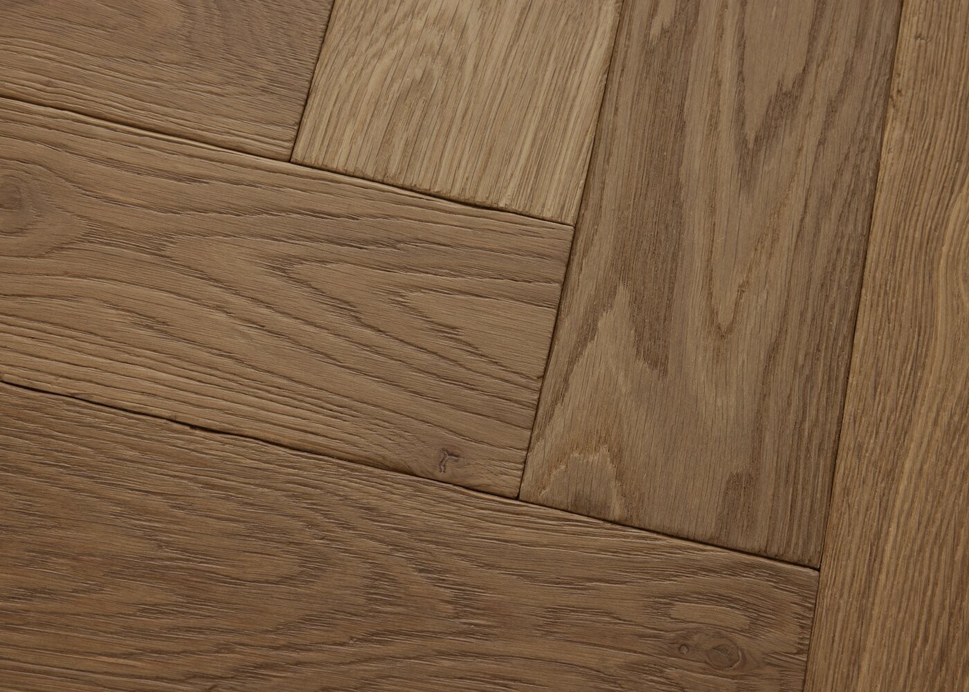 Parquet ch&ecirc;ne massif GASPARD B&acirc;ton rompu El&eacute;gance vieilli vernis aqua 14x110x600