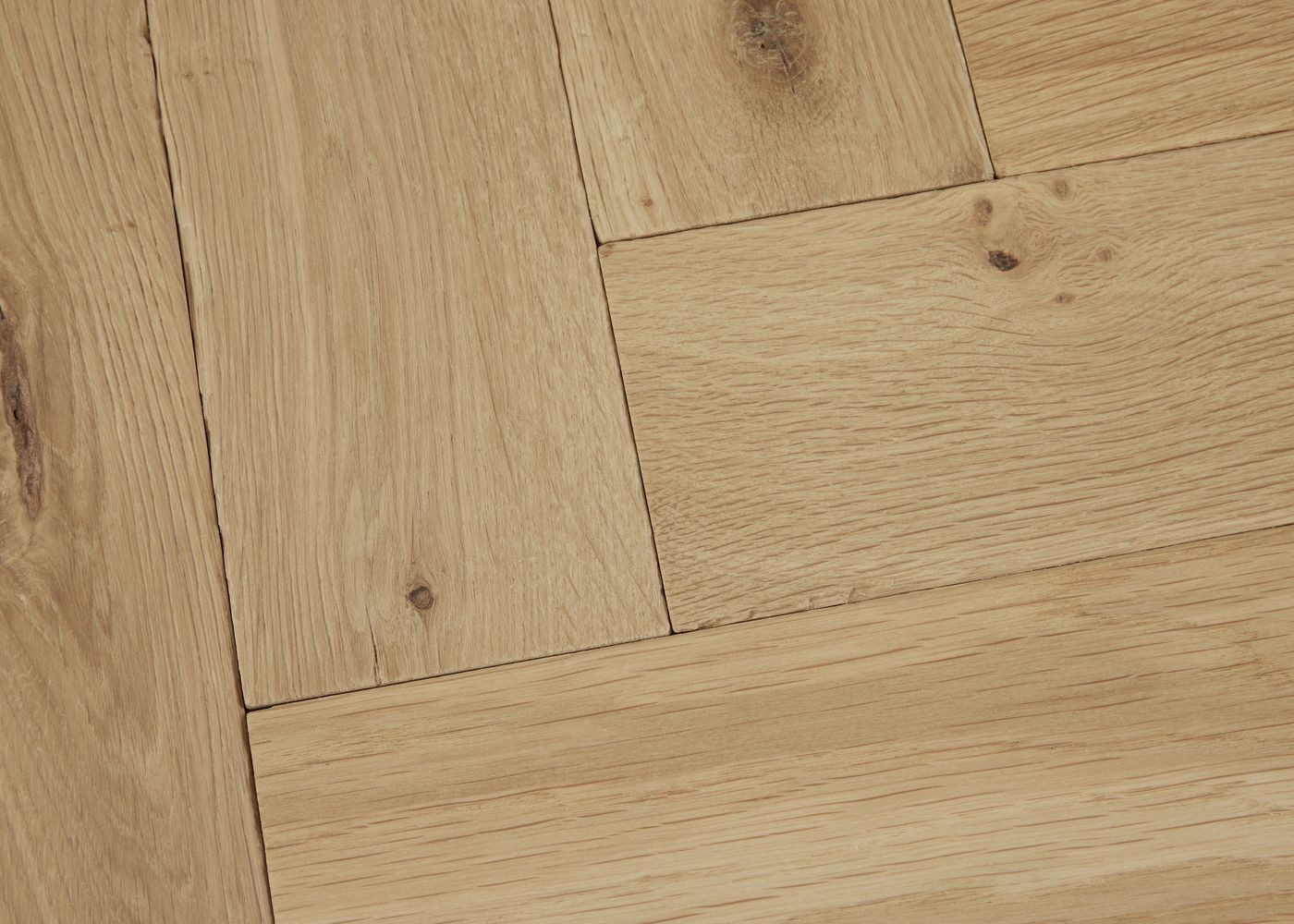 Parquet chêne massif GASPARD Bâton rompu Elégance vieilli vernis aqua 14x110x600