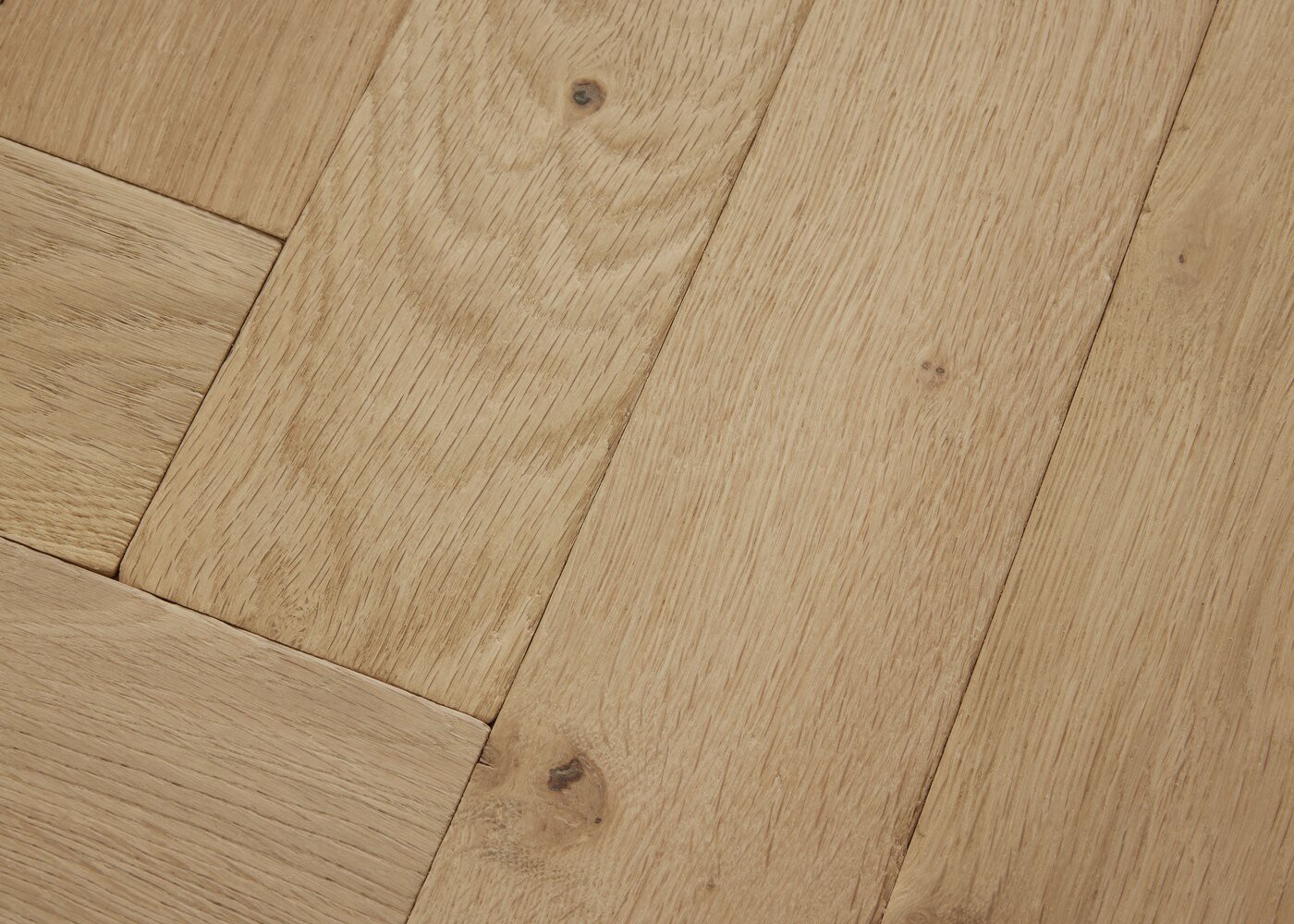 Parquet chêne massif GASPARD Bâton rompu Elégance vieilli vernis aqua 14x110x600