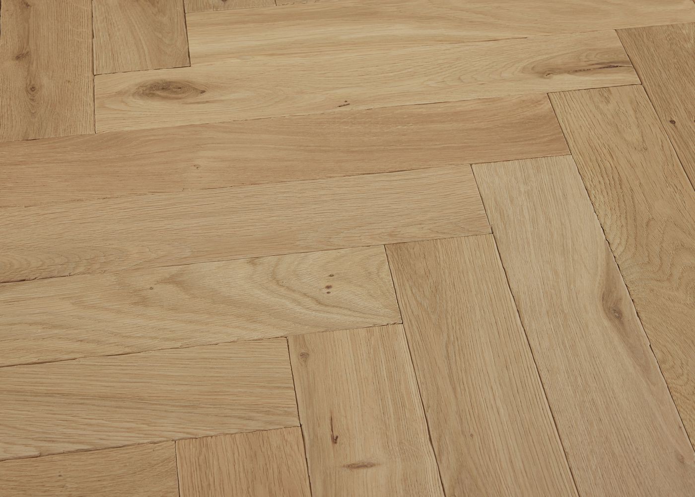 Parquet chêne massif GASPARD Bâton rompu Elégance vieilli vernis aqua 14x110x600