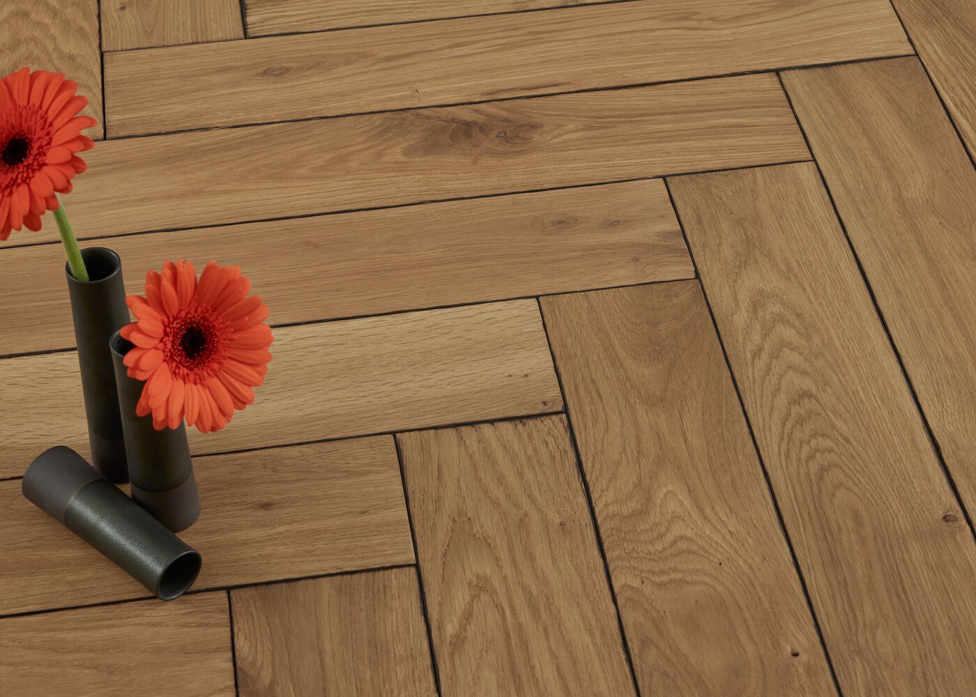 Parquet chêne massif LIVENZA Bâton rompu Elégance vieilli vernis aqua 14x110x600