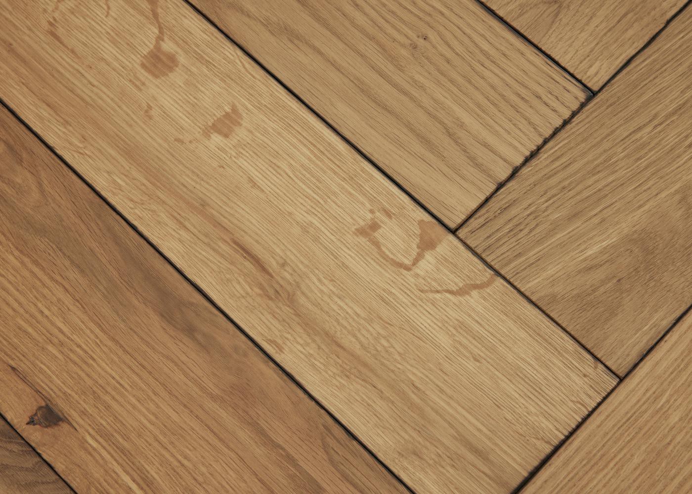 Parquet chêne massif LIVENZA Bâton rompu Elégance vieilli vernis aqua 14x110x600