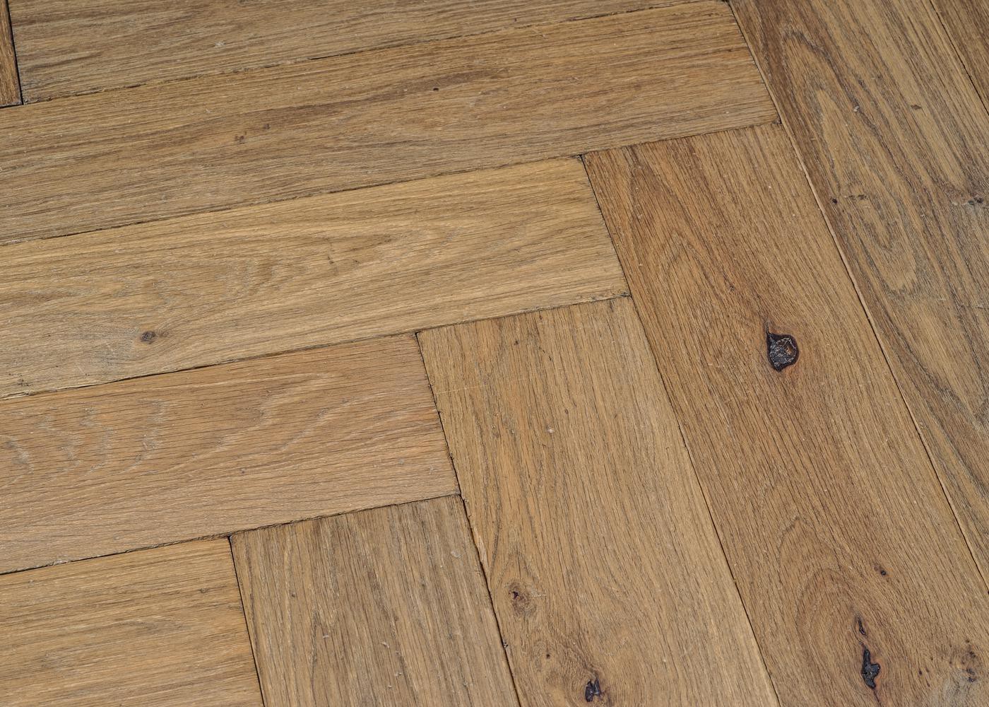 Parquet chêne massif GASPARD Bâton rompu Elégance vieilli vernis aqua 14x110x600