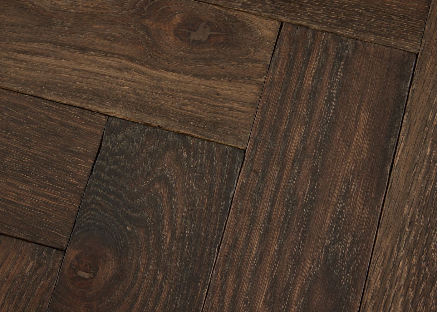 Parquet chêne massif PAMPELUNE Bâton rompu Elégance vieilli huile cire 14x110x600
