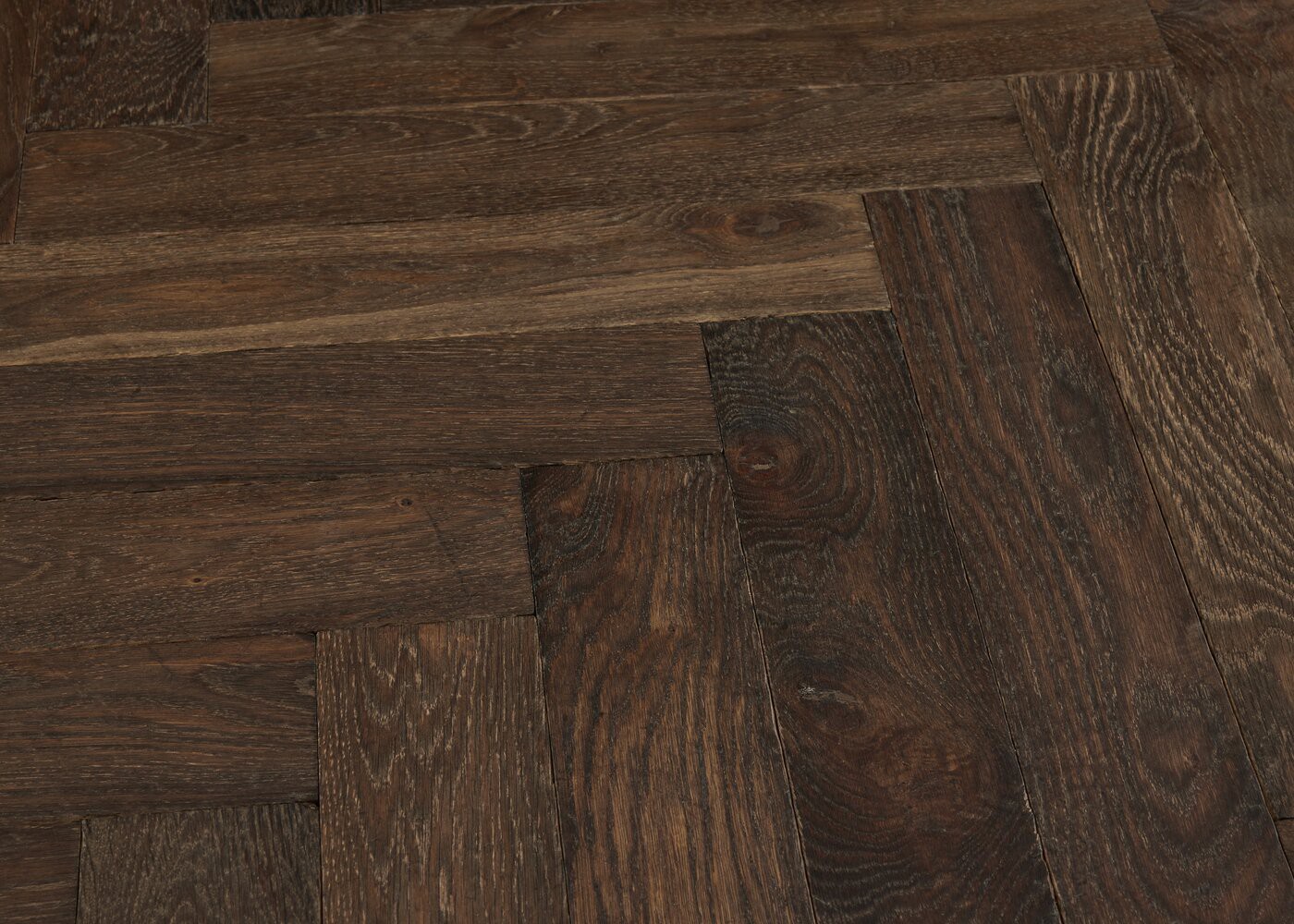 Parquet chêne massif PAMPELUNE Bâton rompu Elégance vieilli huile cire 14x110x600