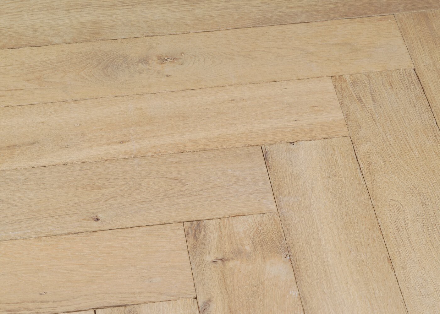 Parquet chêne contrecollé BRADFORD vieilli bâton rompu huile aqua 15x120x720