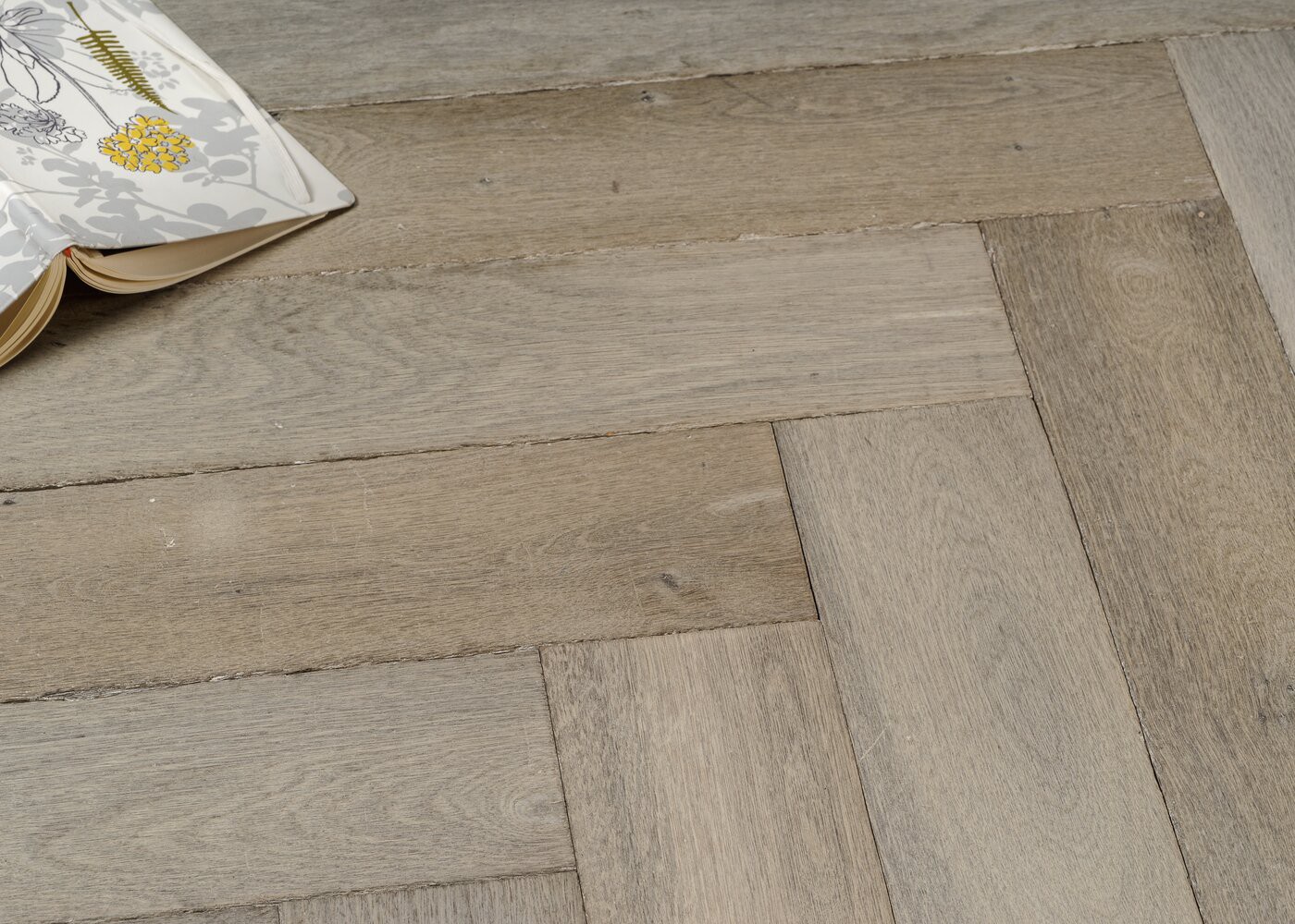 Parquet chêne contrecollé BARBADE vieilli bâton rompu huile aqua 15x120x720