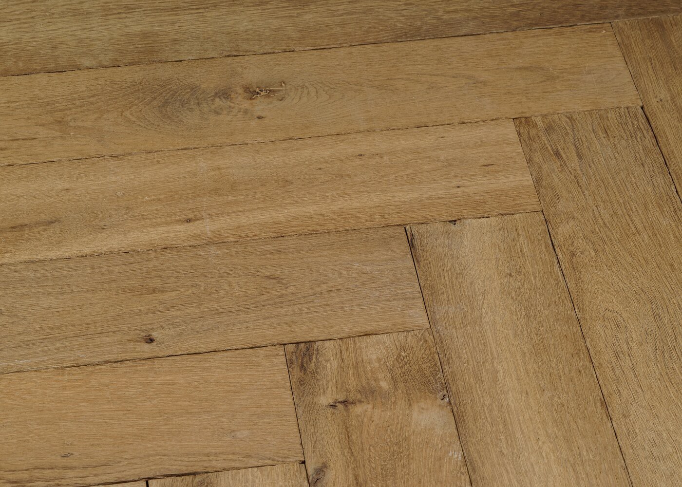 Parquet chêne contrecollé LIVERPOOL vieilli bâton rompu huile aqua 15x120x720