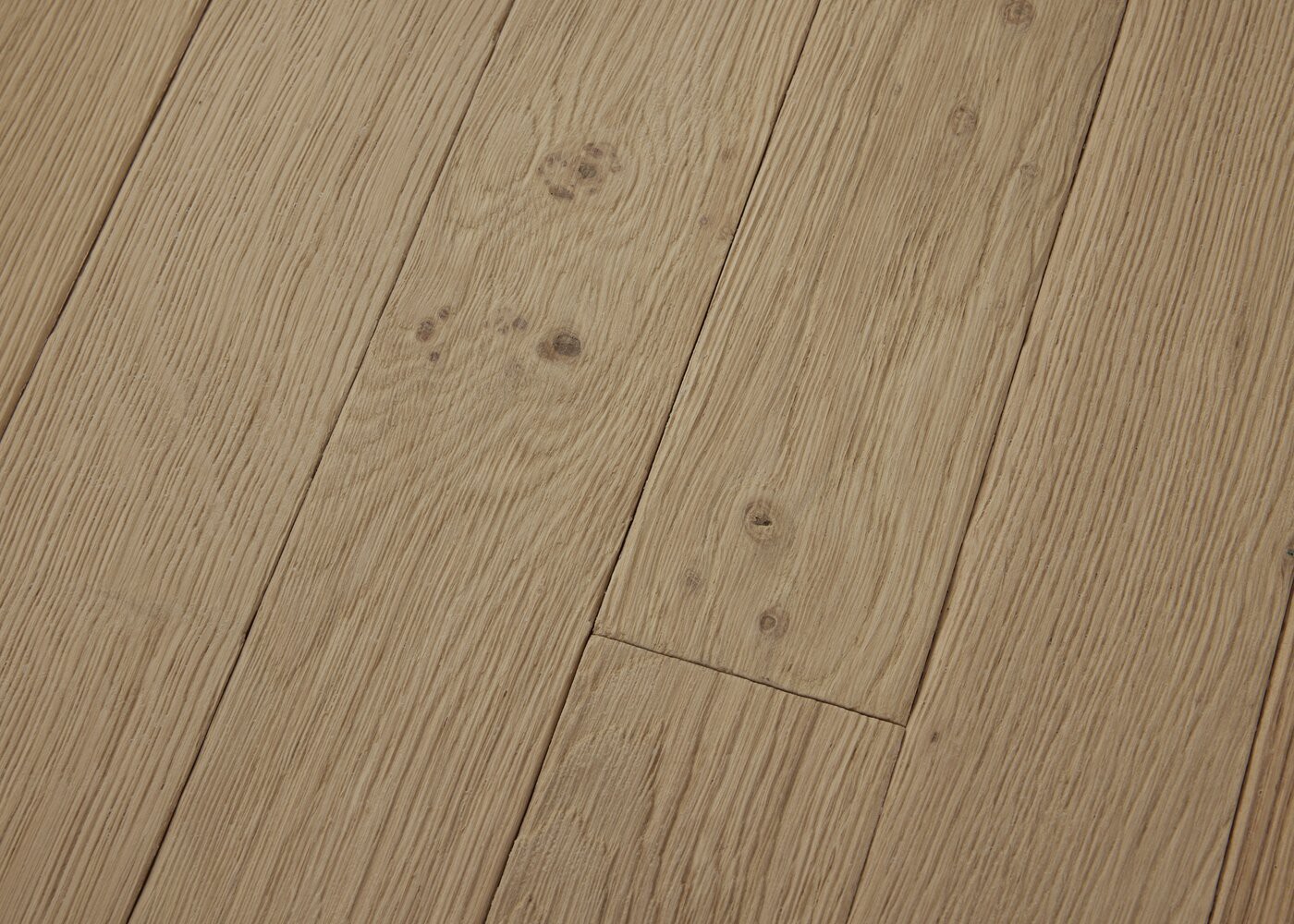 Parquet chêne massif CHARLEMAGNE Matière vieilli brossé fort 14x70x450-1300