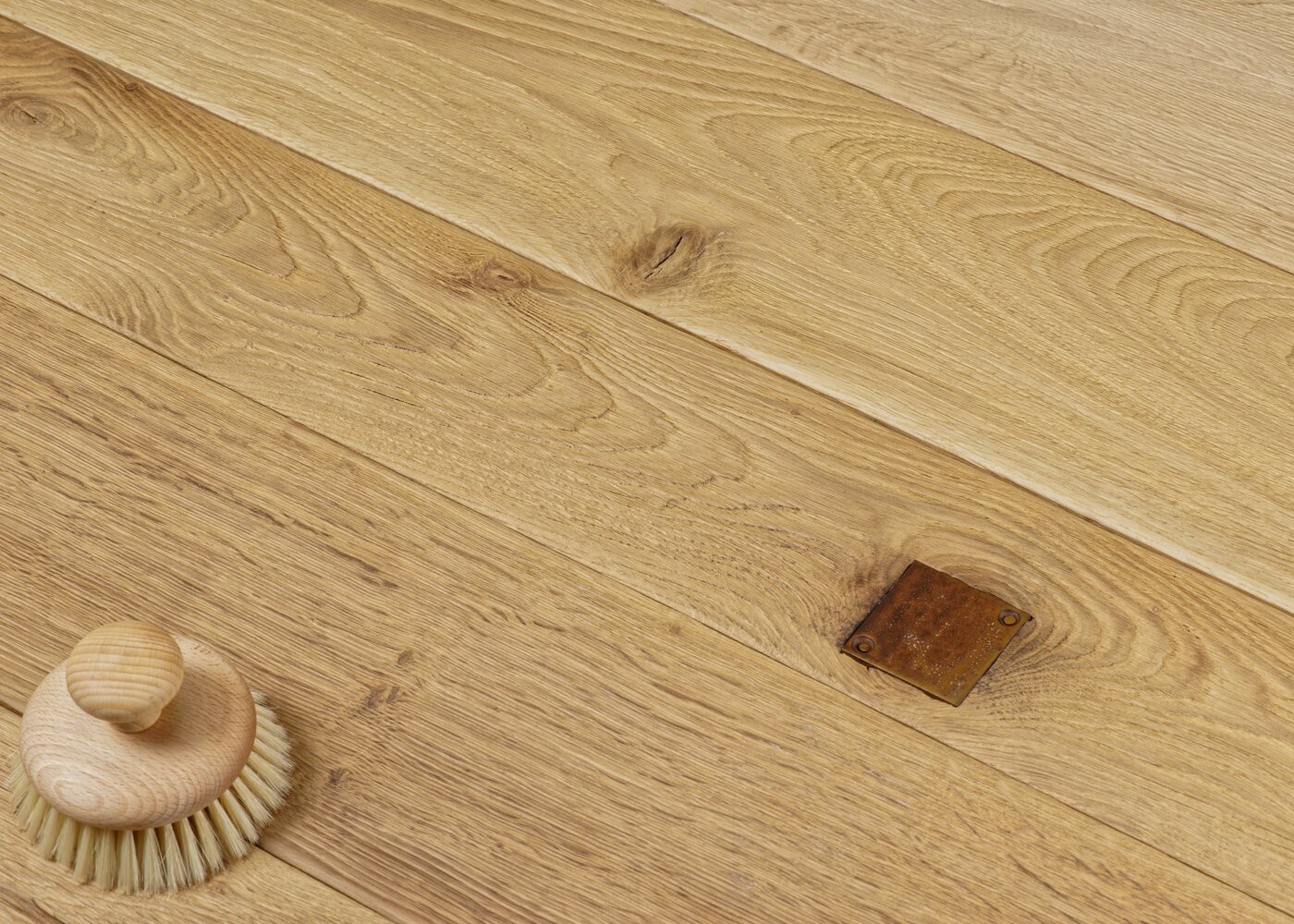 Parquet chêne massif KINGSTON brossé intense usé déformé huile aqua 20-23x140-220x1800-2700