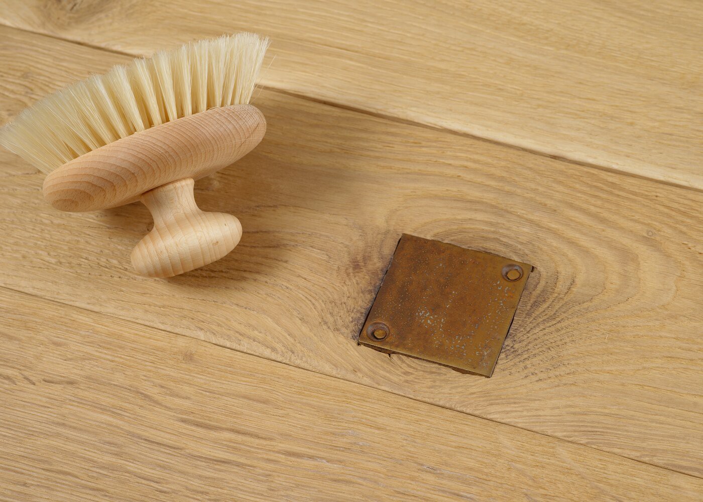 Parquet chêne massif KINGSTON brossé intense usé déformé huile aqua 20-23x140-220x1800-2700