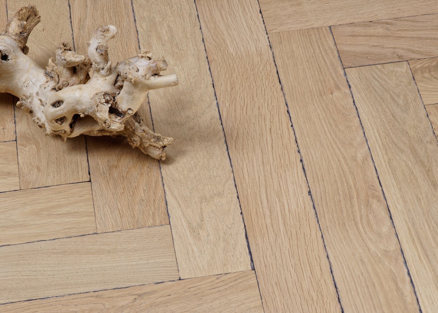 Parquet chêne massif LOUXOR Bâton rompu Elégance vieilli vernis aqua 14x110x600