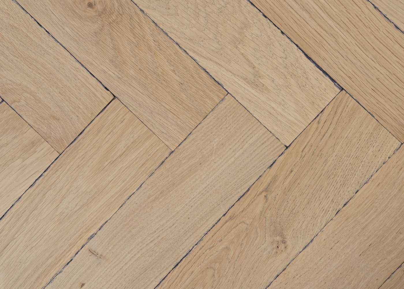 Parquet chêne massif LOUXOR Bâton rompu Elégance vieilli vernis aqua 14x110x600