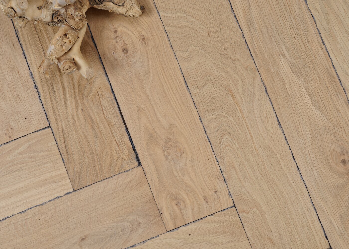 Parquet chêne massif LOUXOR Bâton rompu Elégance vieilli vernis aqua 14x110x600