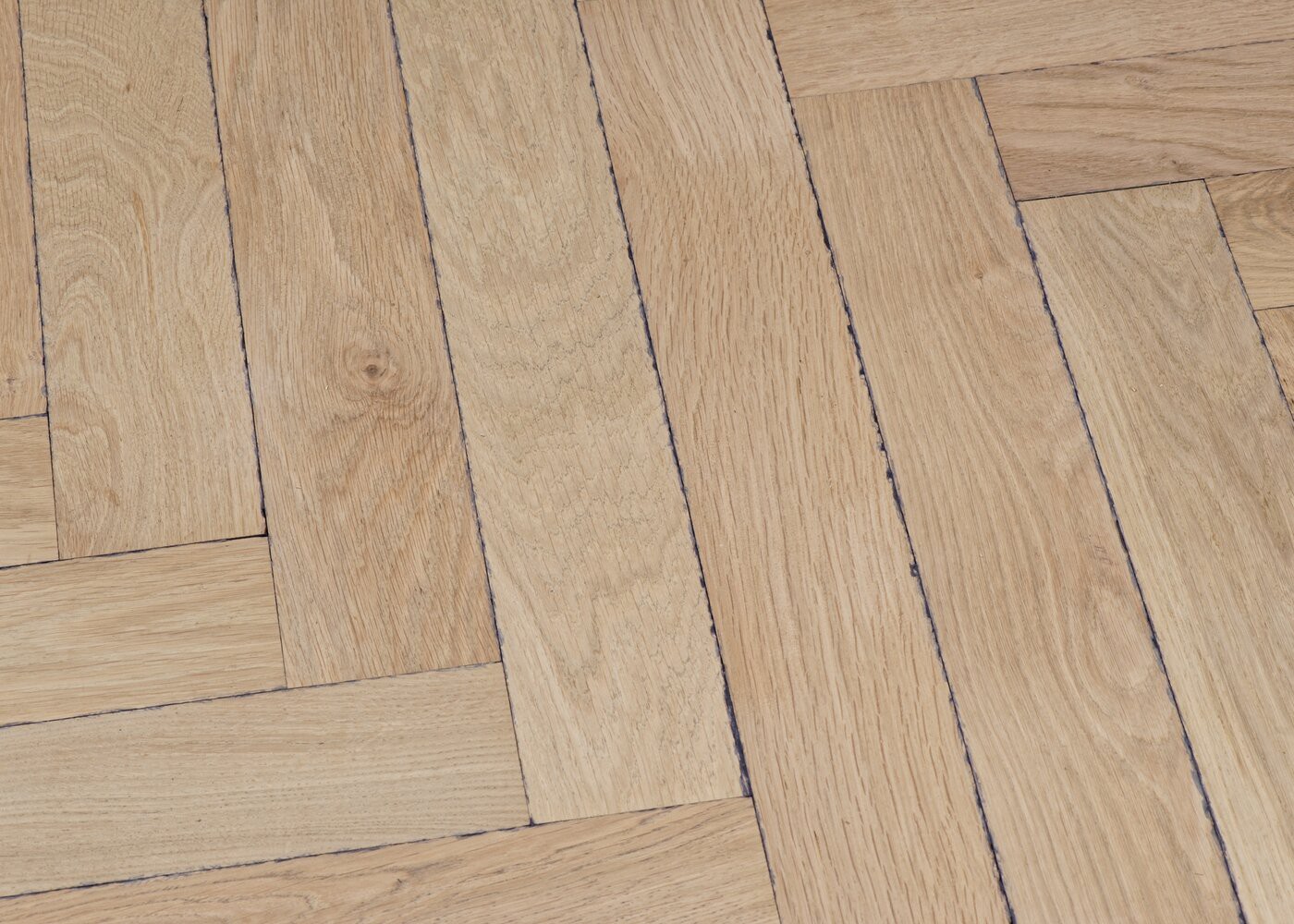 Parquet chêne massif LOUXOR Bâton rompu Elégance vieilli vernis aqua 14x110x600