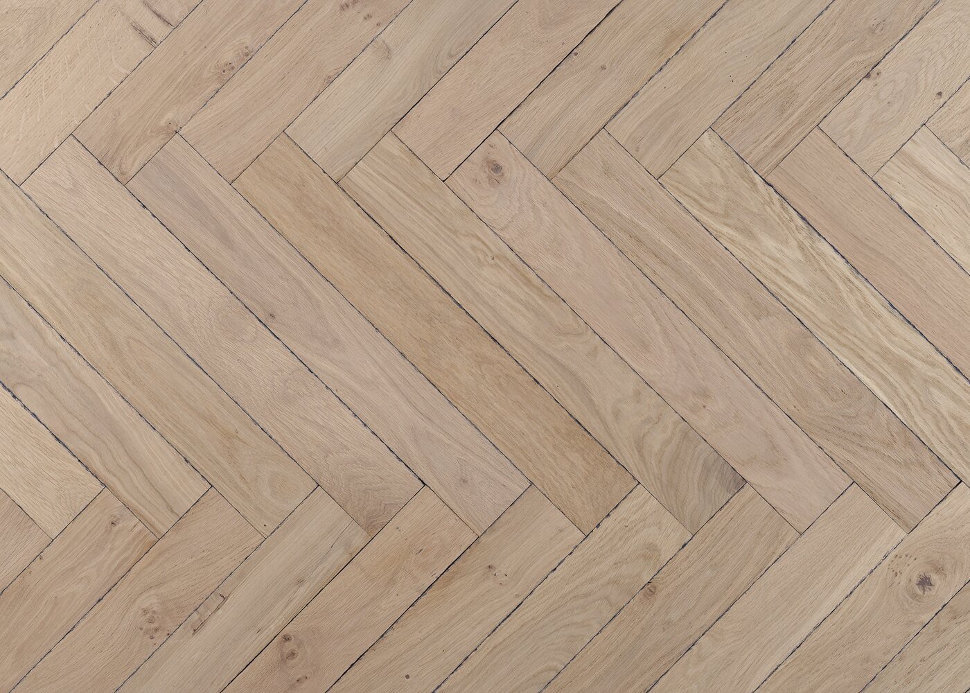 Parquet chêne massif LUCCA Bâton rompu Elégance vieilli vernis aqua 14x110x600