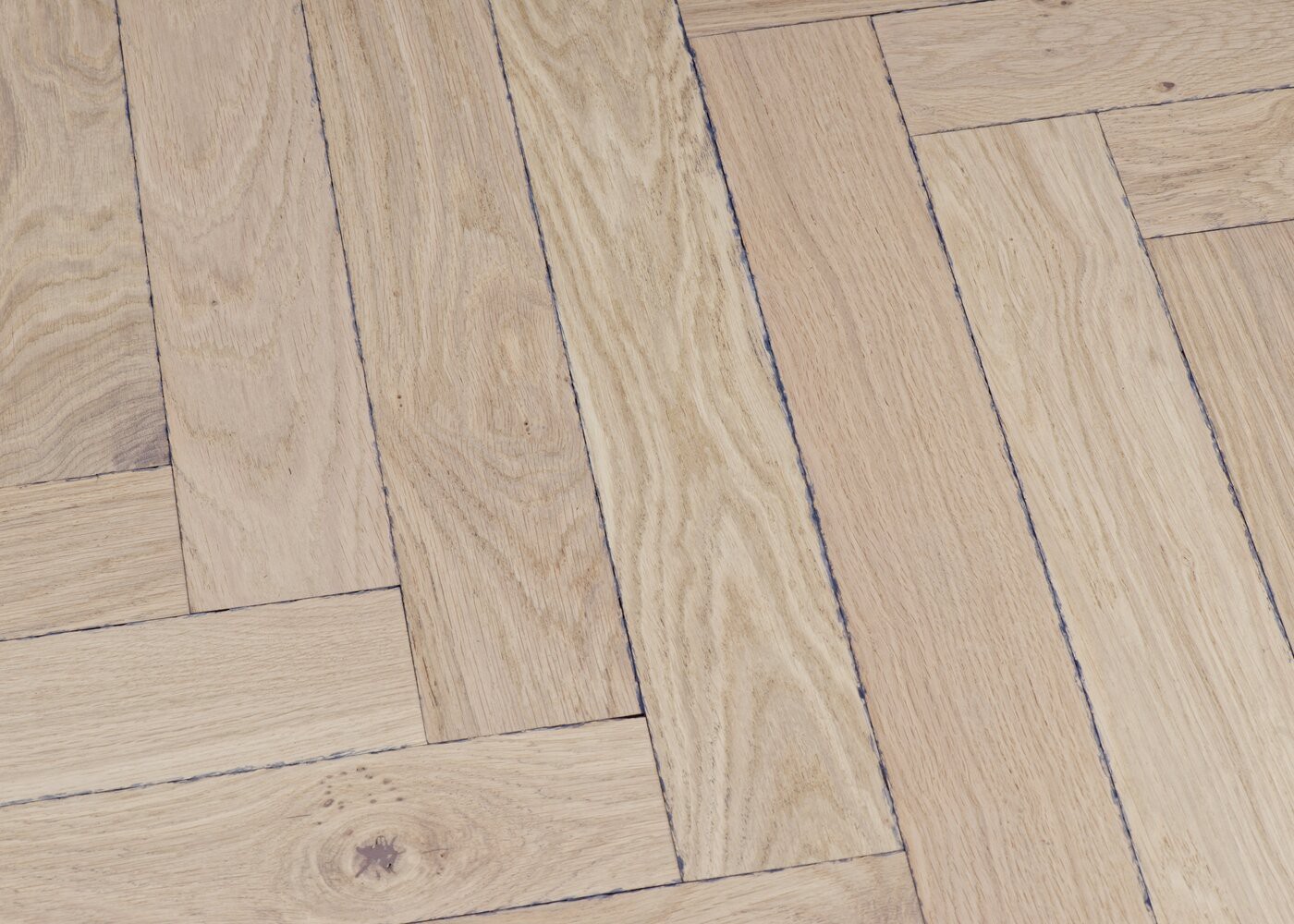 Parquet chêne massif LUCCA Bâton rompu Elégance vieilli vernis aqua 14x110x600