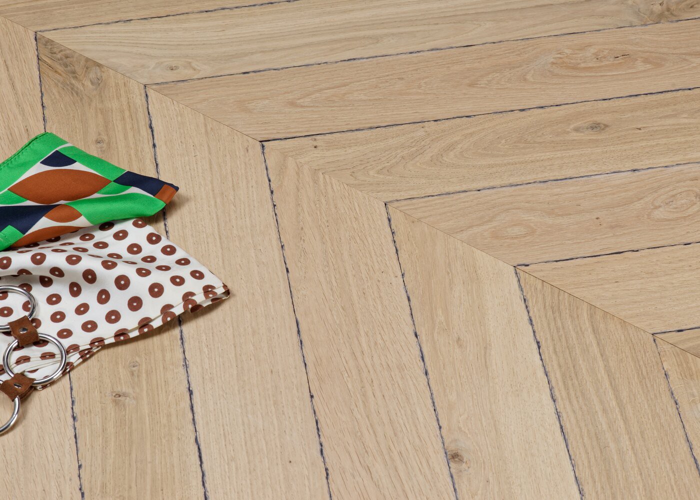 Parquet chêne massif LOUXOR Point de Hongrie Elégance vieilli vernis aqua 14x110x600 45°